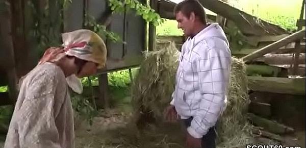  Teeny vom Bauernhof bekommt ihren ersten Fick vom Stief-Dad